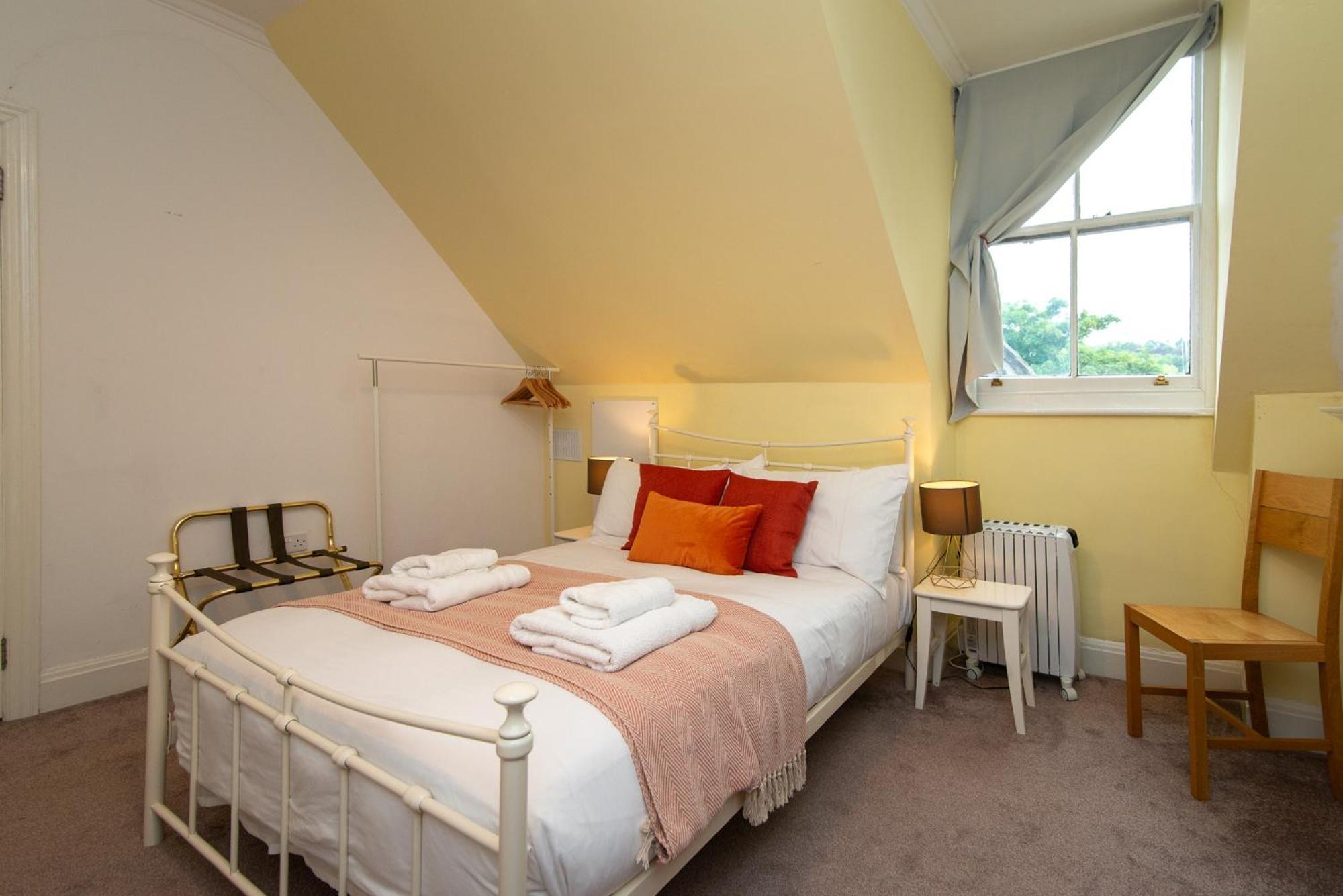 Spacious Retreat With River Views Near Peak District Matlock  Exterior photo