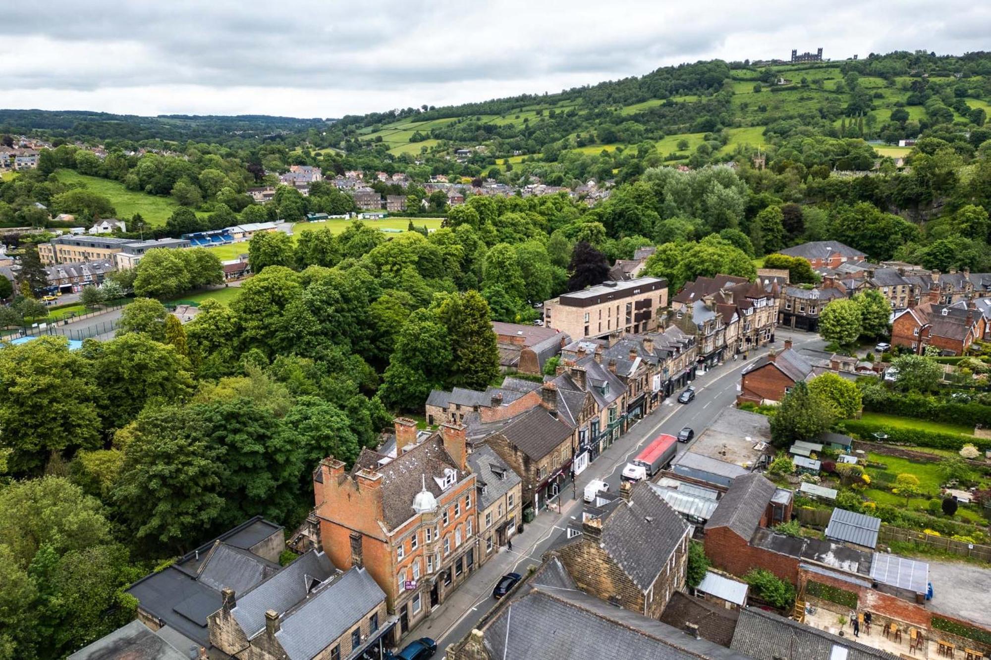 Spacious Retreat With River Views Near Peak District Matlock  Exterior photo