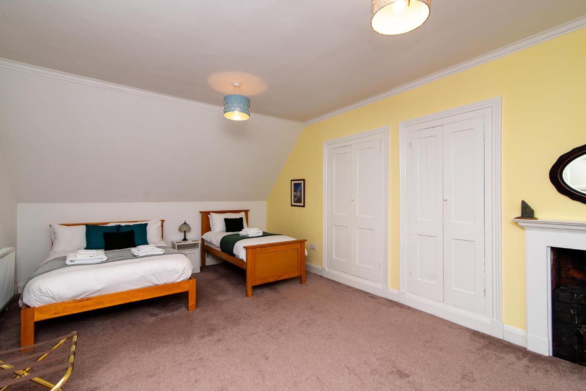 Spacious Retreat With River Views Near Peak District Matlock  Exterior photo