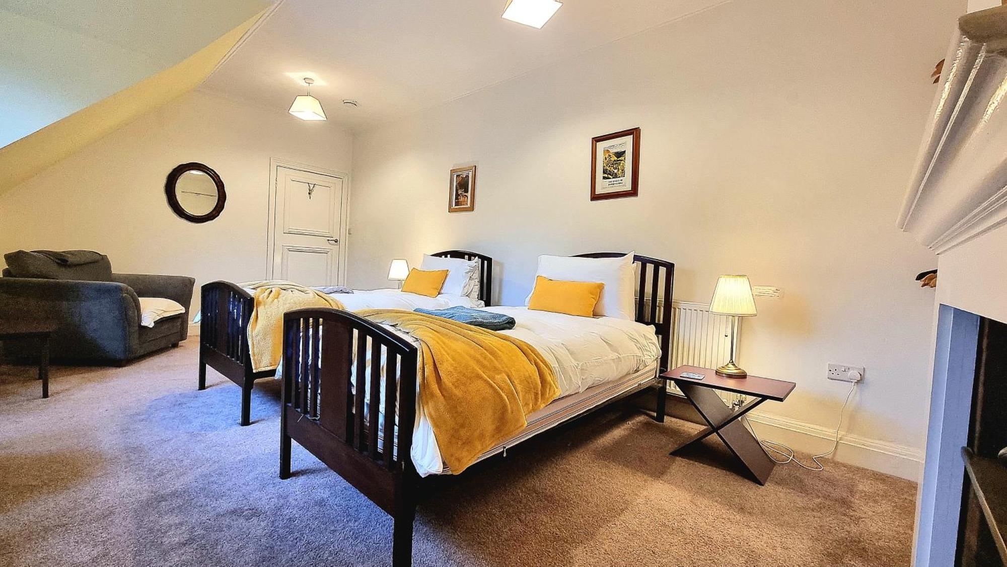 Spacious Retreat With River Views Near Peak District Matlock  Exterior photo